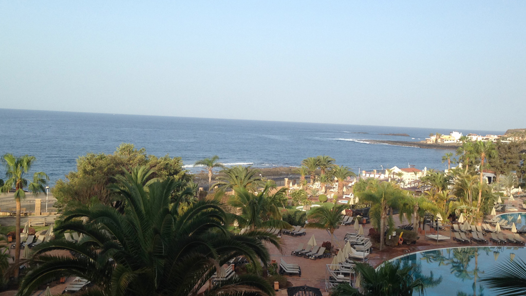 Blick aufs Meer und die Außenanlage des Hotels (Bild: privat)