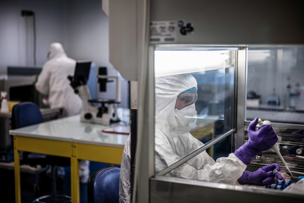 Französische Forscher suchen nach einem Mittel gegen das Coronavirus (Bild: Jeff Pachoud/AFP)
