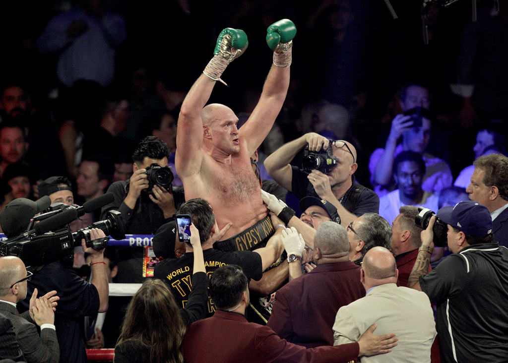 Tyson Fury feiert seinen zweiten Weltmeister-Titel (Bild: John Gurzinski/AFP)