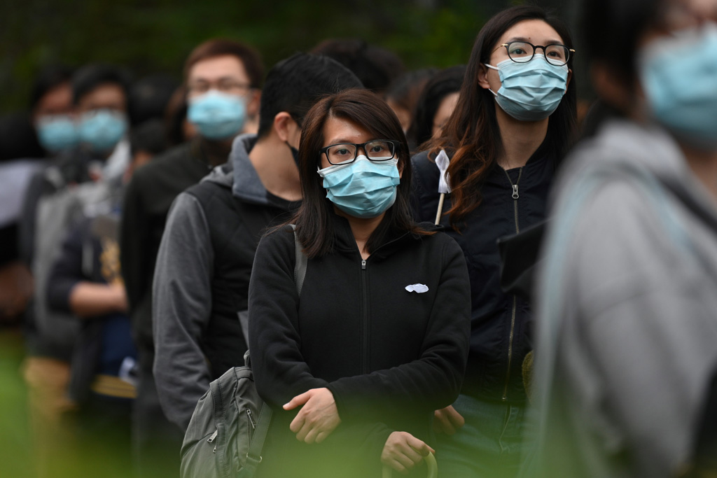 Menschen mit Atemschutzmasken in Hongkong (Bild: Anthony Wallace/AFP)