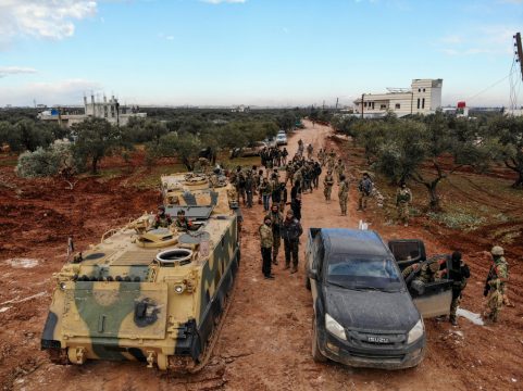 Durch die Türkei unterstützte syrische Kämpfer sechs Kilometer südöstlich von Idlib (Bild: Omar Haj KadourAFP)