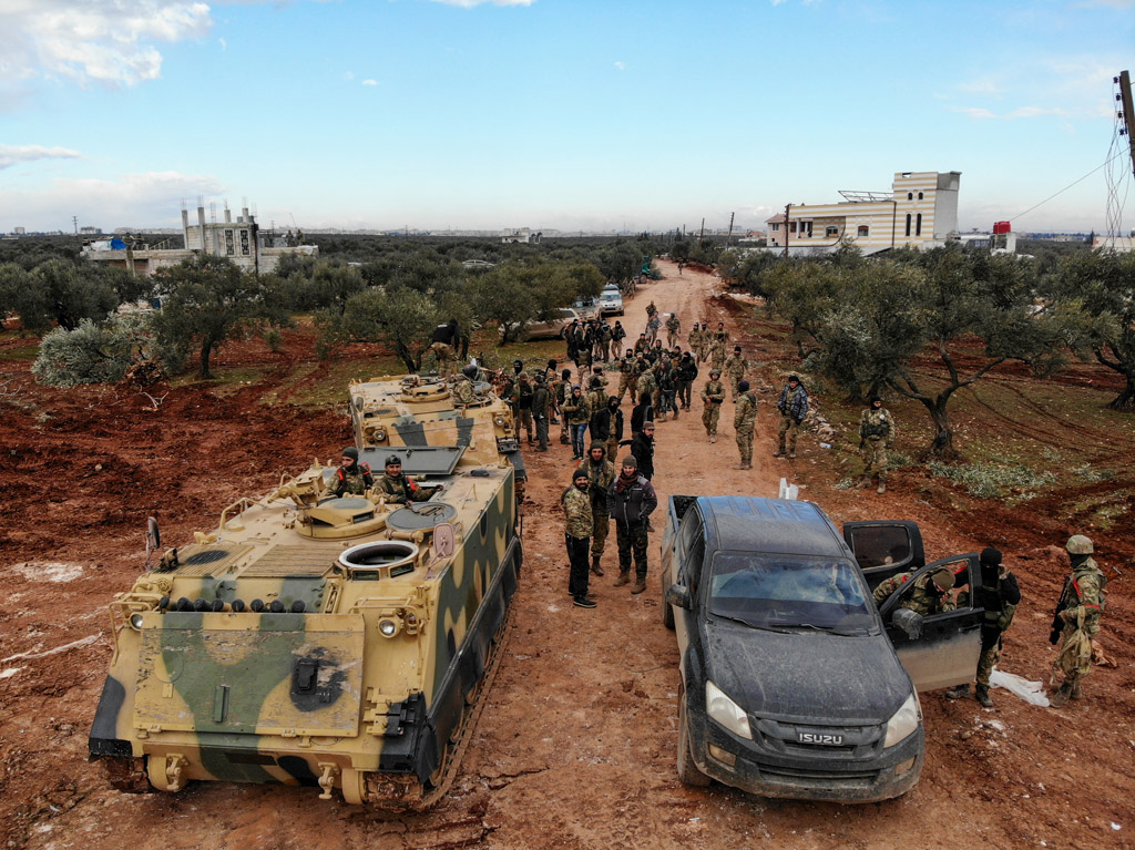 Durch die Türkei unterstützte syrische Kämpfer sechs Kilometer südöstlich von Idlib (Bild: Omar Haj KadourAFP)