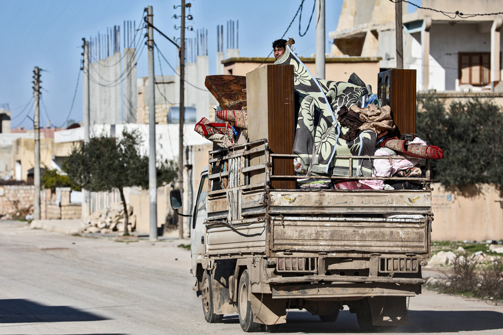 Einwohner flüchten aus Saraqeb, im Osten von Idlib (Bild: Omar Haj Kadour/AFP)