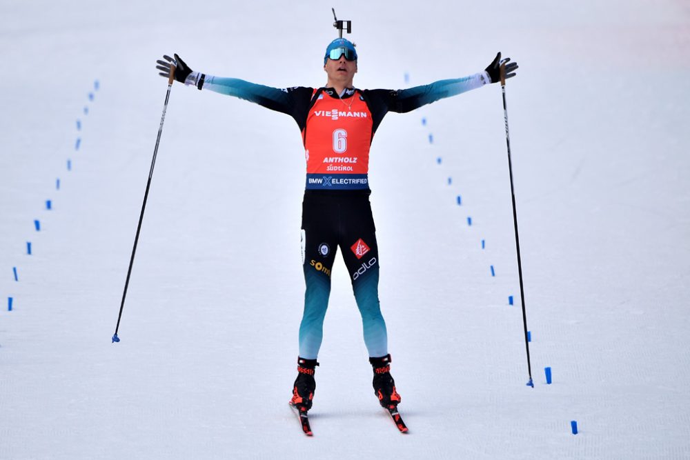 Emilien Jacquelin gewinnt das Verfolgungsrennen in Antholz (Bild: Marco Bertorello/AFP)