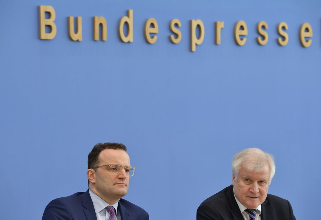 Coronavirus: Jens Spahn und Horst Seehofer geben Pressekonferenz in Berlin (Bild: Tobias Schwarz/AFP)