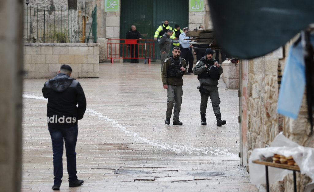 Nach versuchtem Messerangriff: Sicherheitsleute am Ort des Geschehens in der Altstadt von Jerusalem (Bild: Ahmed Gharabli/AFP)