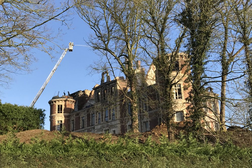 Schloss Dongelberg nach dem Brand (Bild: Christian Detroz/Belga)