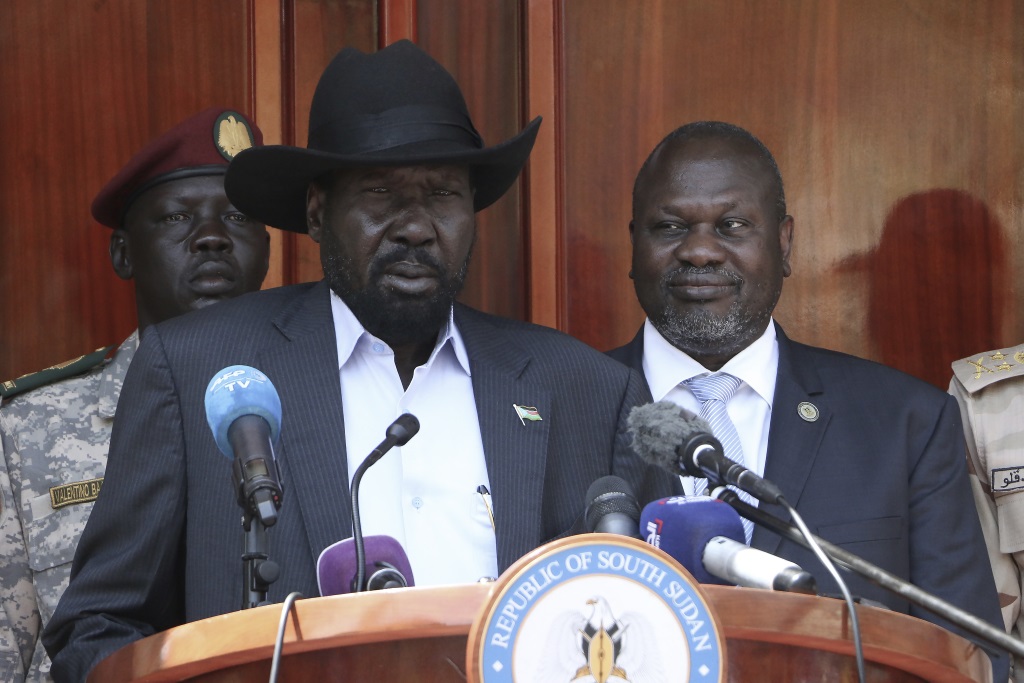 Präsident Salva Kiir und Riek Machar bei einer Pressekonferenz diese Woche (Bild: Peter Lousi/AFP)