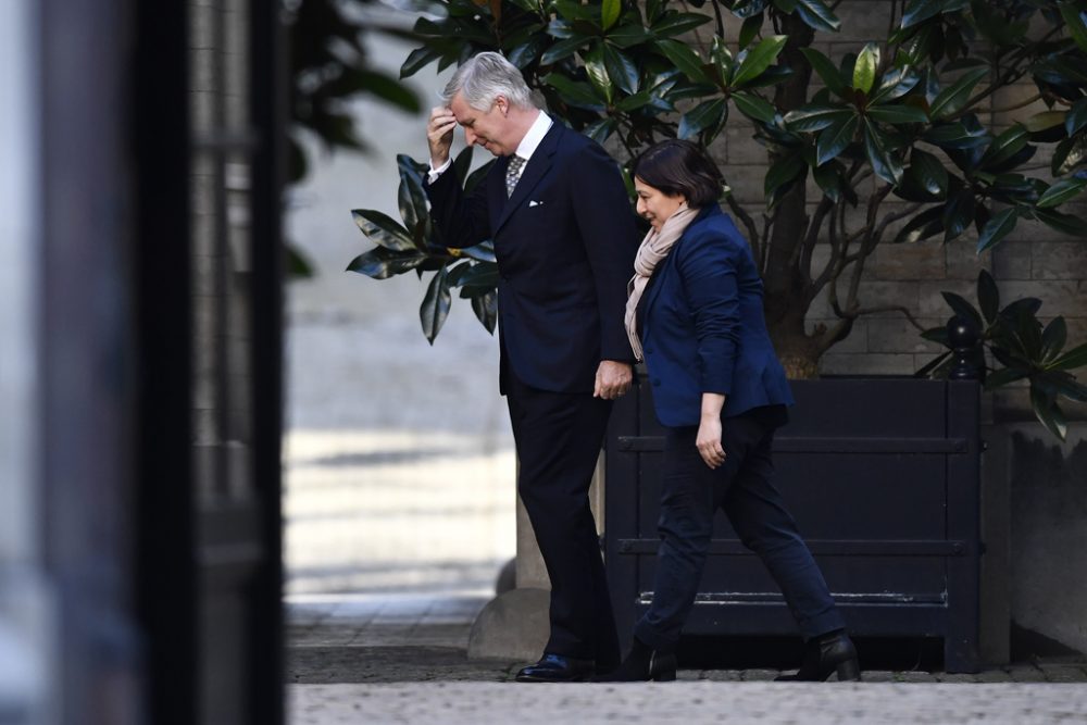 König Philippe und Groen-Chefin Meyrem Almaci am Montag vor dem Königlichen Palast in Brüssel (Bild: Eric Lalmand/Belga)