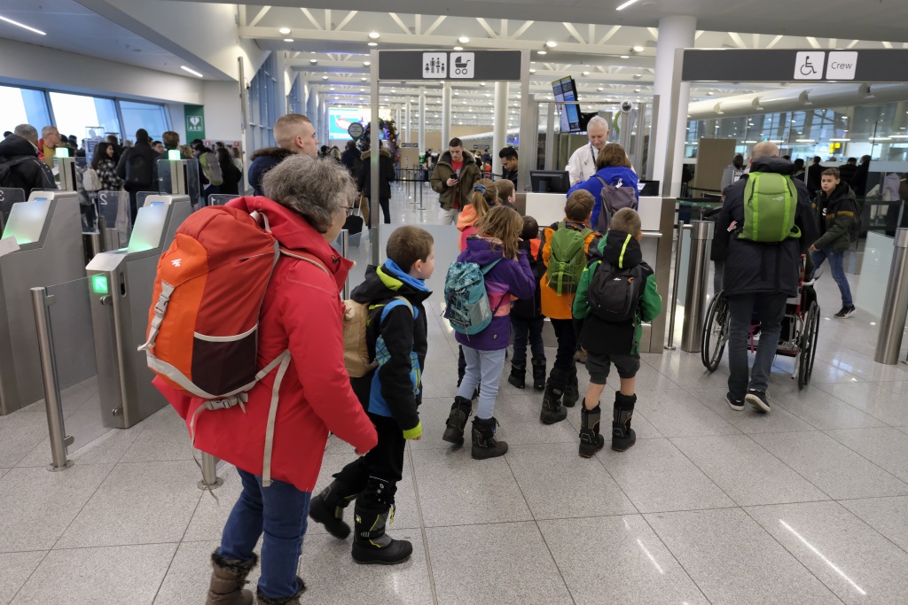 Warteschlange vor der Sicherheitskontrolle am Brussels Airport (Bild vom 21. Februar, Eric Lalmand/Belga)