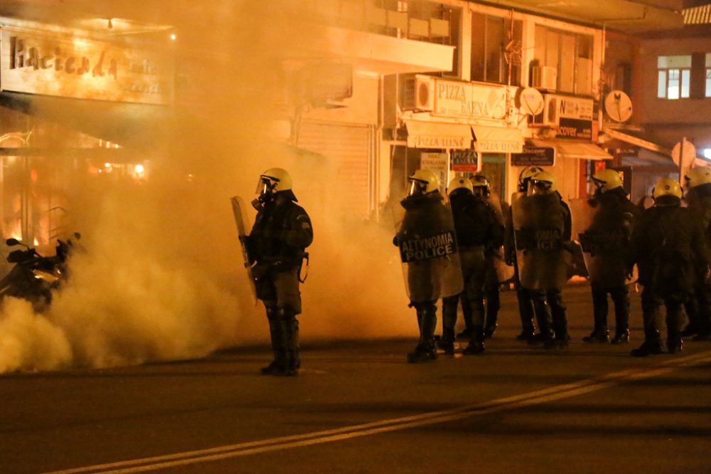 Griechische Polizisten auf Lesbos setzen Tränengas gegen Demonstranten ein (Bild: Manolis Lagoutaris/AFP)