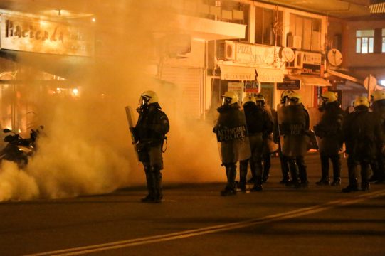 Griechische Polizisten auf Lesbos setzen Tränengas gegen Demonstranten ein (Bild: Manolis Lagoutaris/AFP)