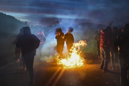 Straßensperre auf der griechischen Insel Lesbos (Bild: Aris Messinis/AFP)