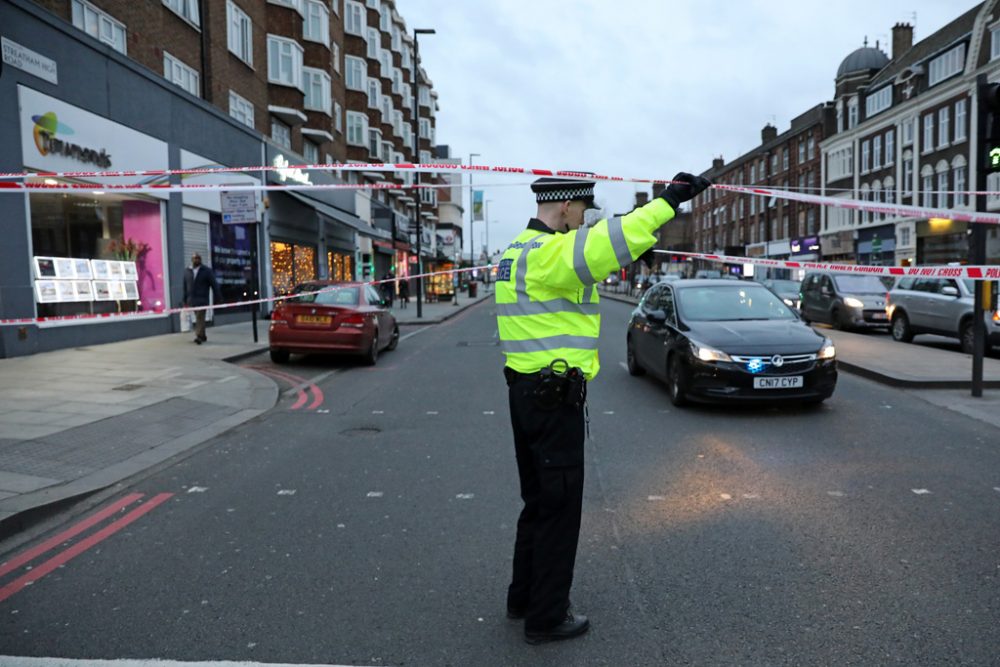 Ein Polizist sichert den Tatort in London (Bild: Isabel Infantes/AFP)