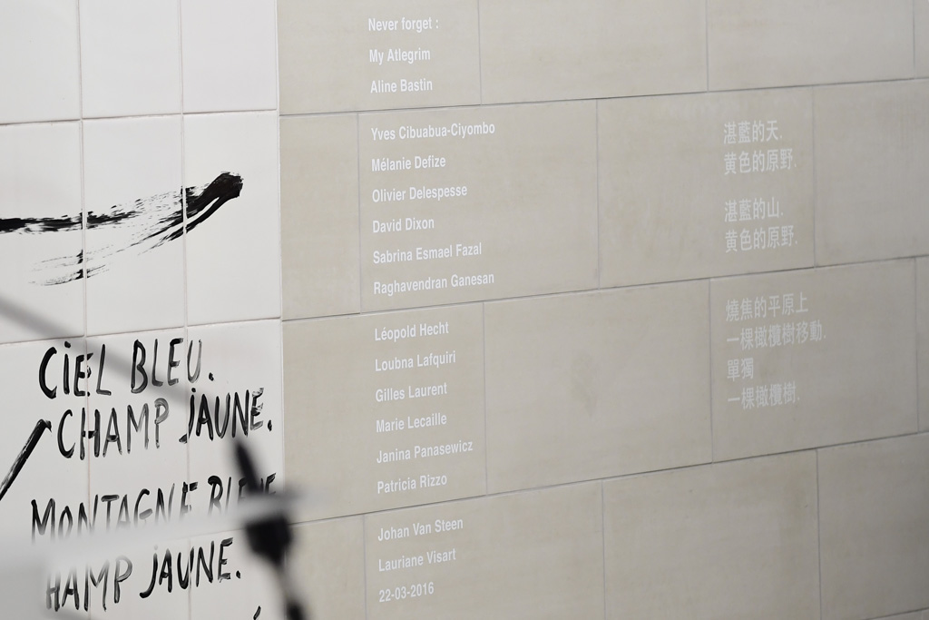Gedenktafel für die Opfer der Terroranschläge in der Metrostation Maelbeek (Bild: Laurie Dieffembacq/Belga)