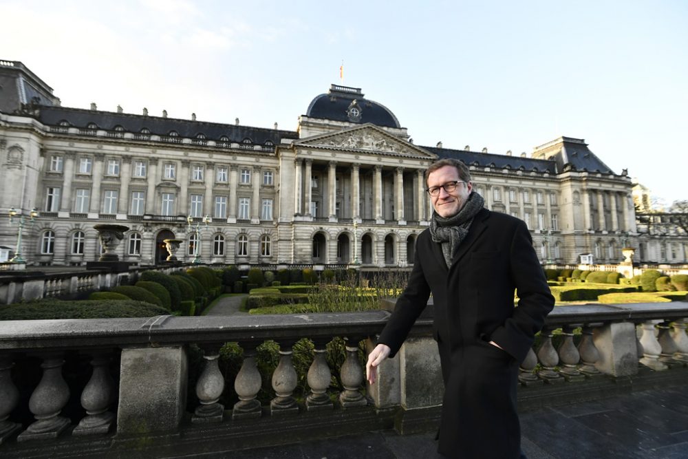 Paul Magnette auf dem Weg zum König (Bild: Eric Lalmand/Belga)