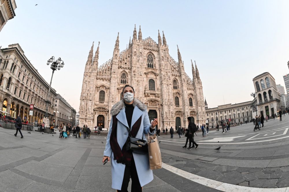 Coronavirus in Italien: Frau mit Mundschutz vor Dom in Mailand (Bild: Andreas Solaro/AFP)