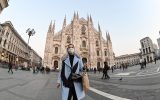 Coronavirus in Italien: Frau mit Mundschutz vor Dom in Mailand (Bild: Andreas Solaro/AFP)