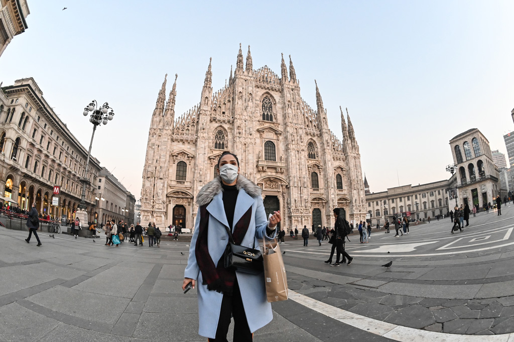 Coronavirus in Italien: Frau mit Mundschutz vor Dom in Mailand (Bild: Andreas Solaro/AFP)