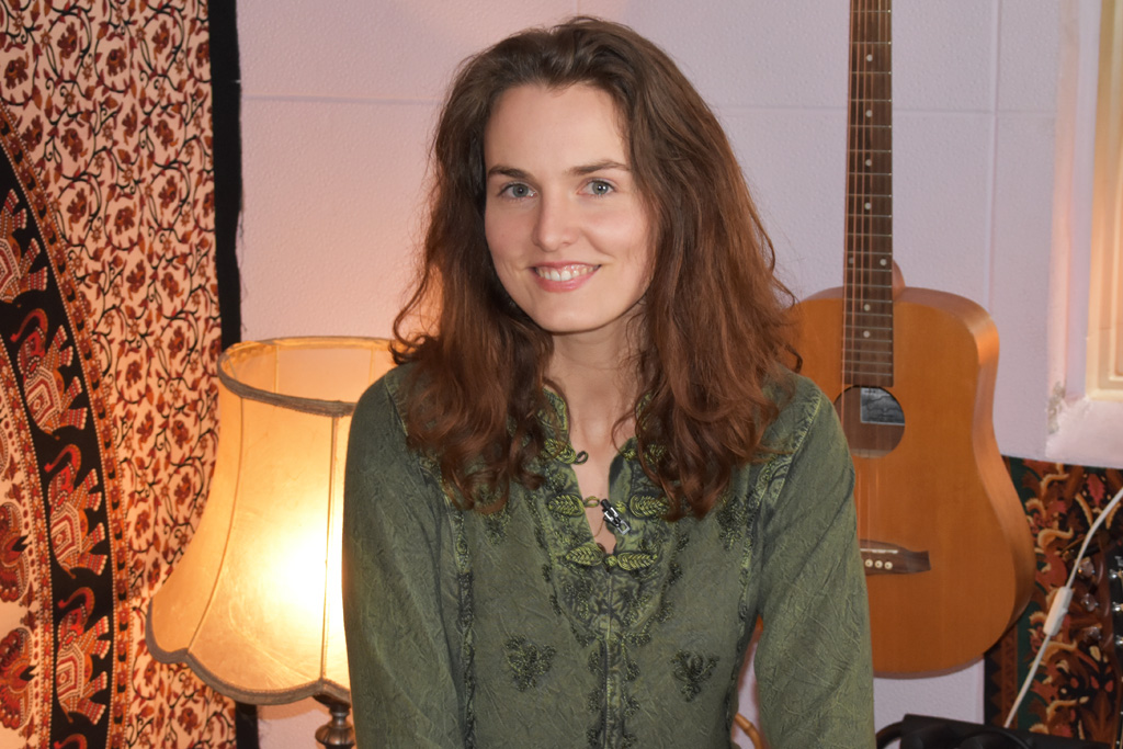 Mary Schumacher in ihrem Musikkeller in Nidrum (Bild: Chantal Scheuren/BRF)
