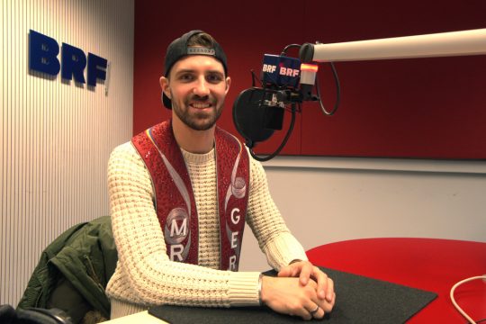 "Mister Gay Germany" Benjamin Näßler im BRF-Studio (Bild: Achim Nelles/BRF)