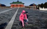 Kinder mit Schutzmasken in Peking (Bild: Wang Zhao/AFP)