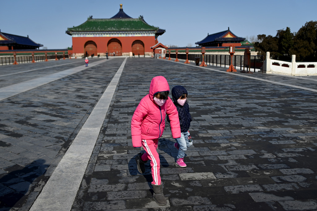 Kinder mit Schutzmasken in Peking (Bild: Wang Zhao/AFP)