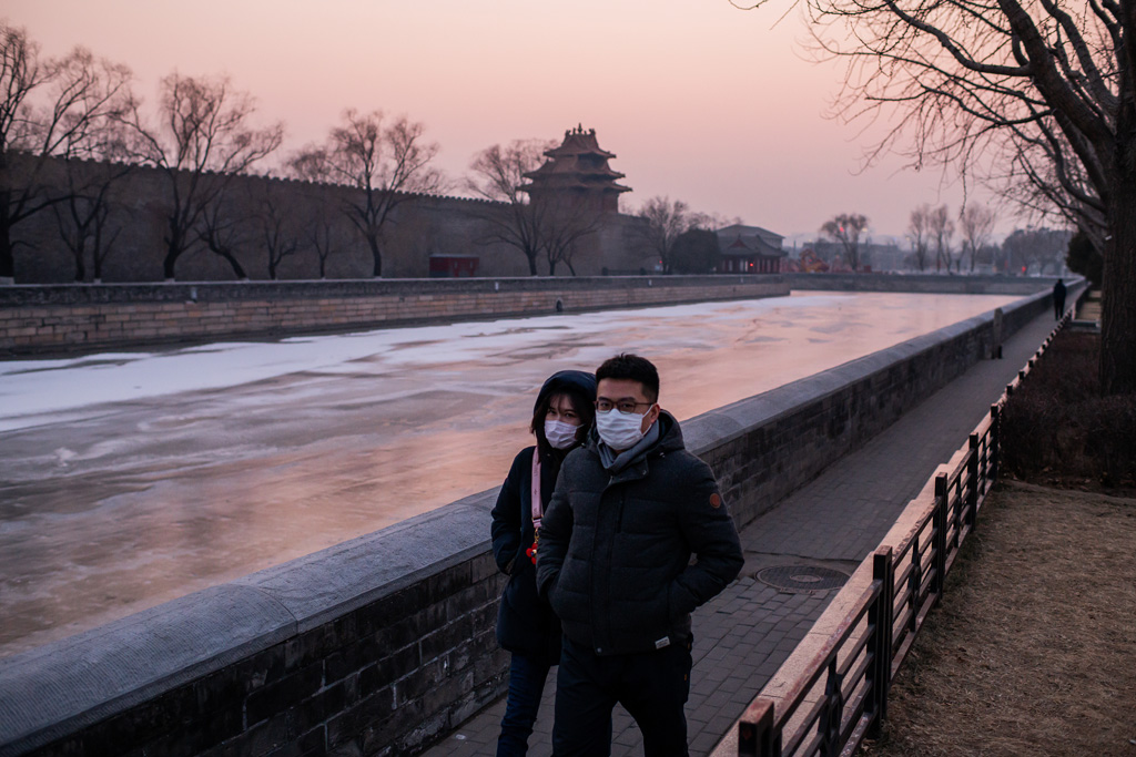 Pärchen mit Atemschutzmasken in der verbotenen Stadt in Peking (Bild: Nicolas Asfouri/AFP)