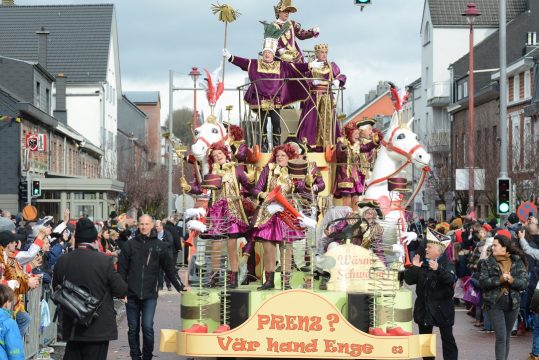 Rosenmontagszug in Kelmis (Bild: Iwan Jungbluth/BRF)