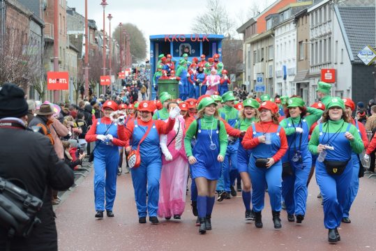 Rosenmontagszug in Kelmis (Bild: Iwan Jungbluth/BRF)