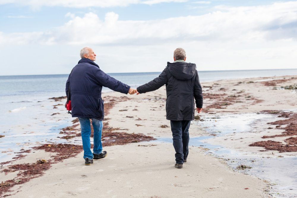 Senioren spazieren über einen Strand (© Bildagentur PantherMedia / Nils Weymann)