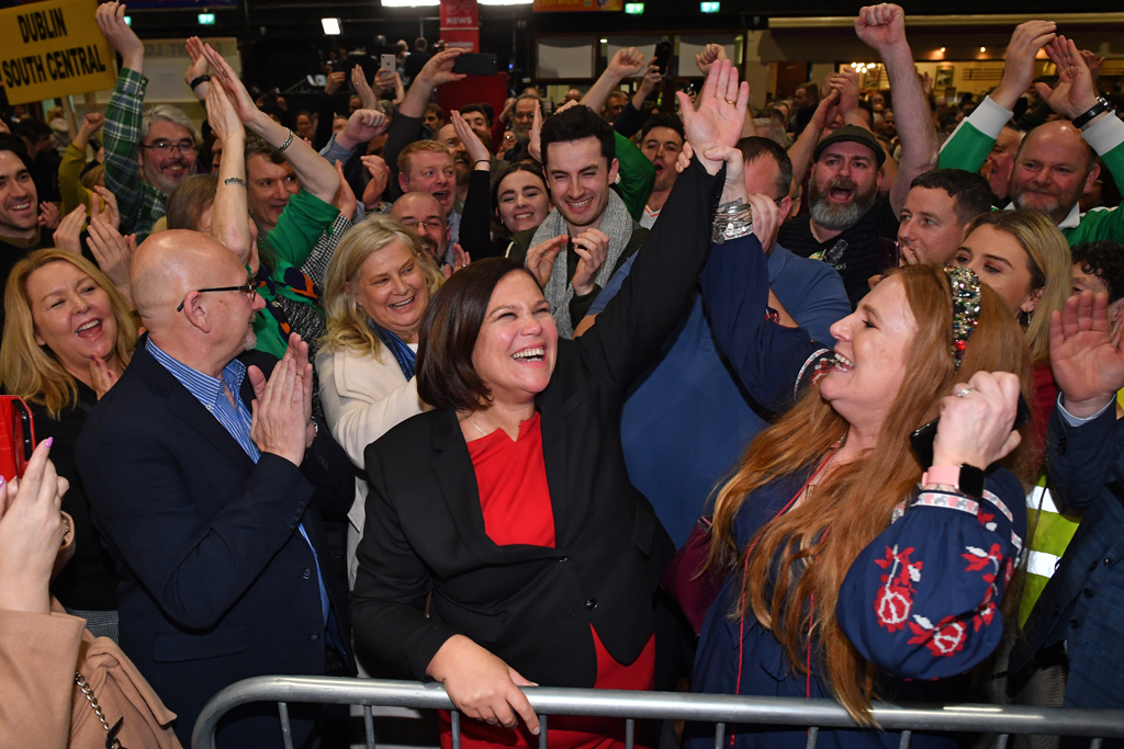 Sinn-Fein-Chefin Mary Lou McDonald (M.) und Anhänger freuen sich (Ben Stansall/AFP)