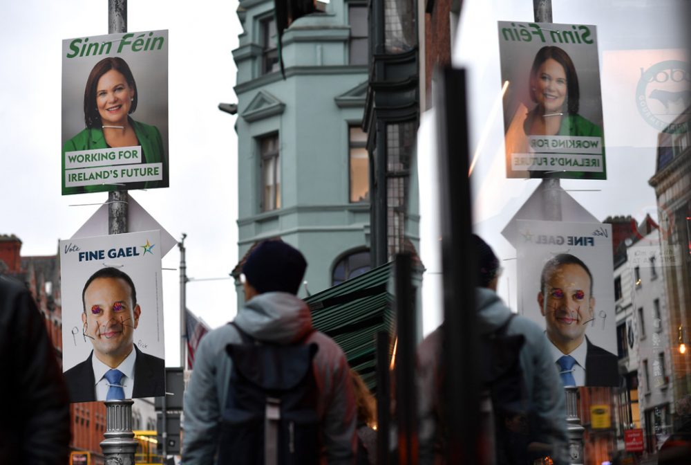 Wahlplakate von Sinn Fein und Fine Gael in Dublin (Bild: Ben Stansall/AFP.)