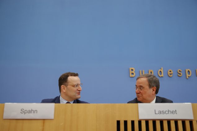 Jens Spahn und Armin Laschet (Bild: Odd Andersen/AFP)