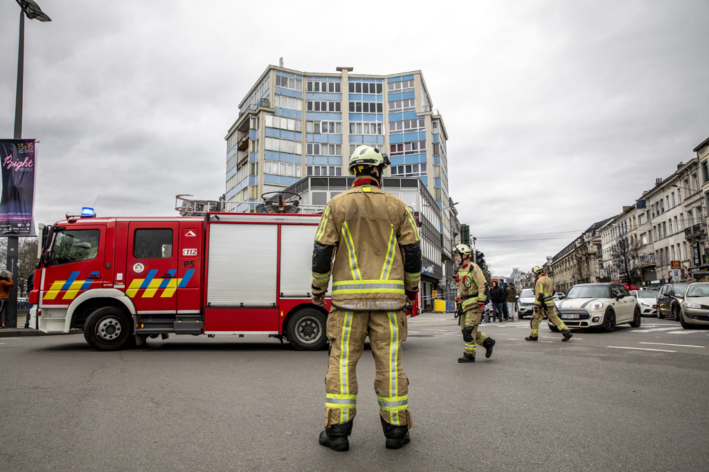 Einsatz der Brüsseler Feuerwehr: Zwischen dem Boulevard Lemonier und dem Brüsseler Südbahnhof stürzte ein Teil einer Hausfassade zu Boden (Bild: Hatim Kaghat/Belga)
