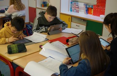 In allen Schulen der Gemeinde Amel sind Tablets Teil des Unterrichts - hier in der Schule Montenau-Iveldingen (Bild: Stephan Pesch/BRF)