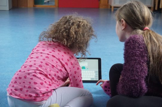 In allen Schulen der Gemeinde Amel sind Tablets Teil des Unterrichts - hier in der Schule Montenau-Iveldingen (Bild: Stephan Pesch/BRF)