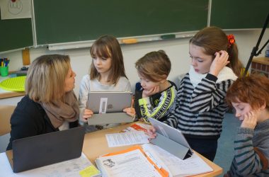 In allen Schulen der Gemeinde Amel sind Tablets Teil des Unterrichts - hier in der Schule Montenau-Iveldingen (Bild: Stephan Pesch/BRF)