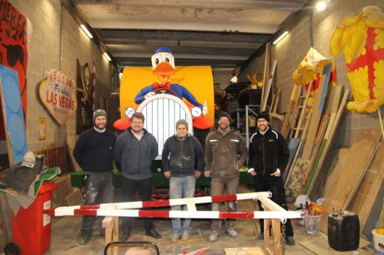 Die Karnevalszüge können kommen: "De Thekenkleber" sind (fast) startklar (Bild: Anja Verbarschoot/BRF)