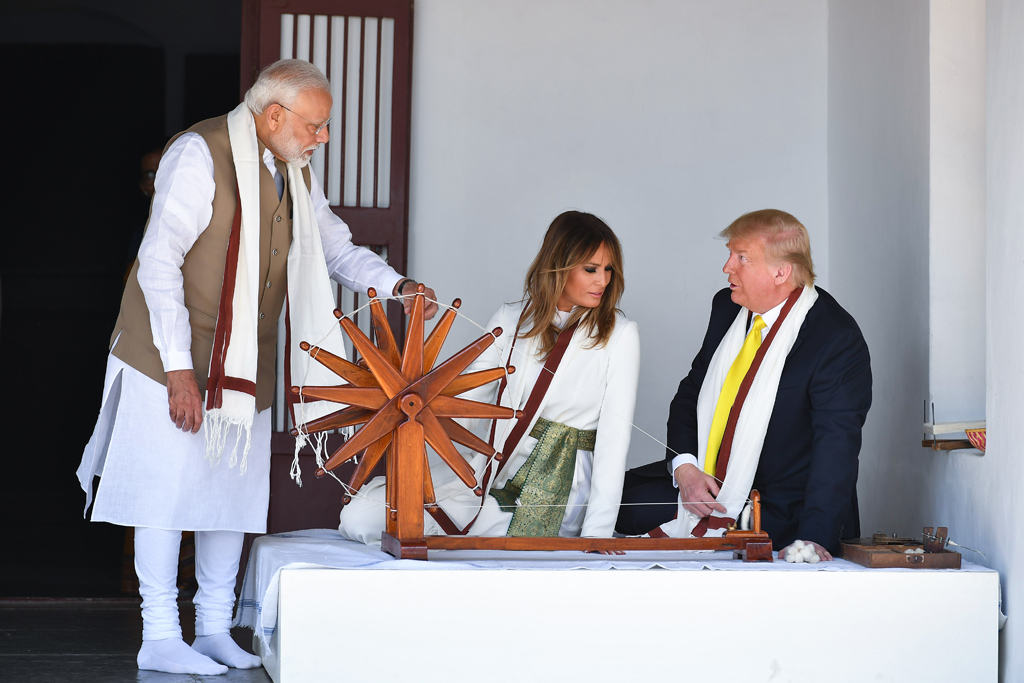Donald und Melania Trump lassen sich von Indiens Premier Modi ein "charkha", ein Spinnrad, zeigen (Bild: Mandel Ngan/AFP)