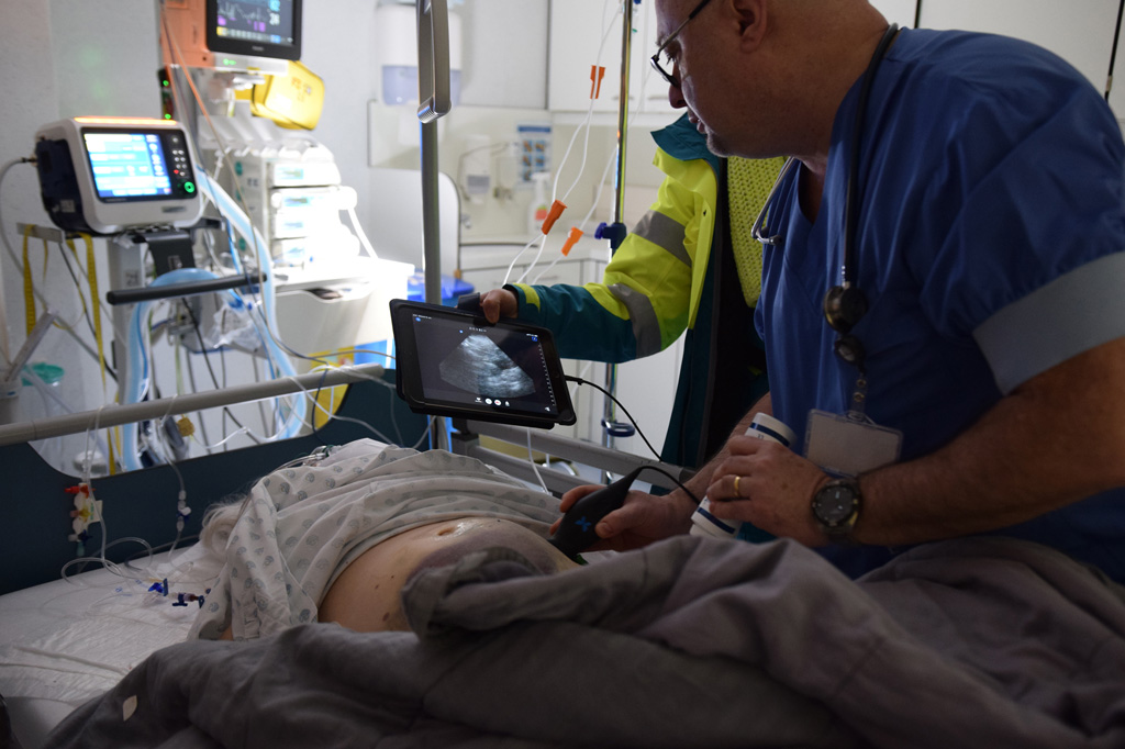 Notarzt Dr. Vincent Czajkowski untersucht eine Patientin mit dem neuen mobilen Ulraschallgerät (Bild: St. Nikolaus-Hospital)