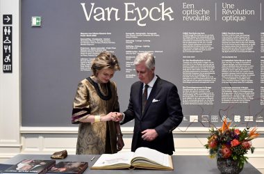 König Philippe und Königin Mathilde tragen sich ins Goldene Buch ein (Bild: Dirk Waem/Belga)