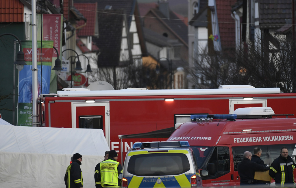 Nach Tat in Volkmarsen: Feuerwehr und Polizei am Tatort (Bild: Ina Fassbender/AFP)