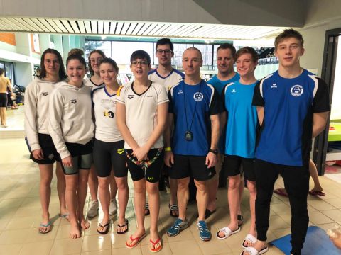 Die ostbelgische Delegation bei den Walloniemeisterschaften im Schwimmen mit den Trainern Yannick Zeimers (St. Vith), Didier Maats (Kelmis) und Patrick Lenaerts (Eupen) - Bild: Schwimmschule St. Vith