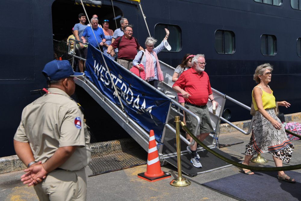 Passagiere beim Verlassen des Kreuzfahrtschiffs "Westerdam" am 14.2. in Kambodscha (Bild: Tang Chhin Sothy/AFP)