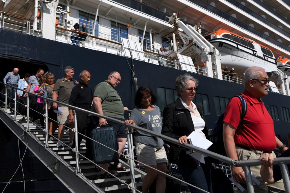 Passagiere beim Verlassen des Kreuzfahrtschiffs "Westerdam" in Kambodscha (Bild: Tang Chhin Sothy/AFP)