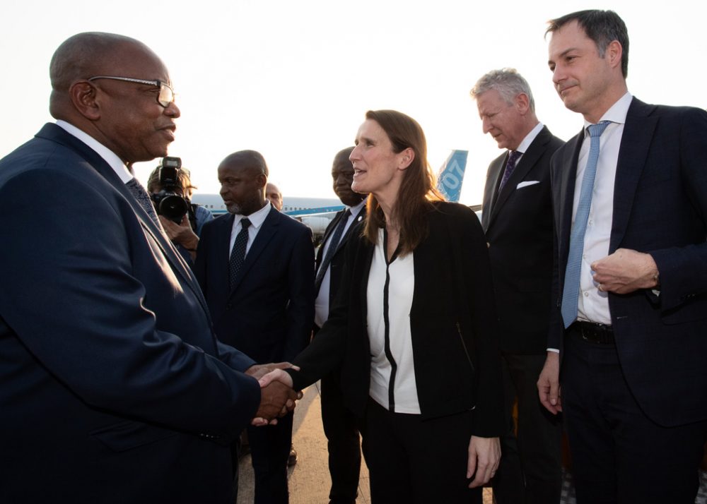 Félix Tshisekedi begrüßt Sophie Wilmès, in Belgleitung von Pieter De Crem und Alexander De Croo (BIld: Benoît Doppagne/Belga)