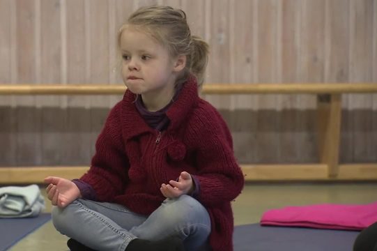 Yoga im Kindergarten (Bild: BRF Fernsehen)