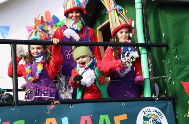 Kettenis Alaaf: Karnevalszug am Veilchendienstag (Bild: Lena Orban/BRF)