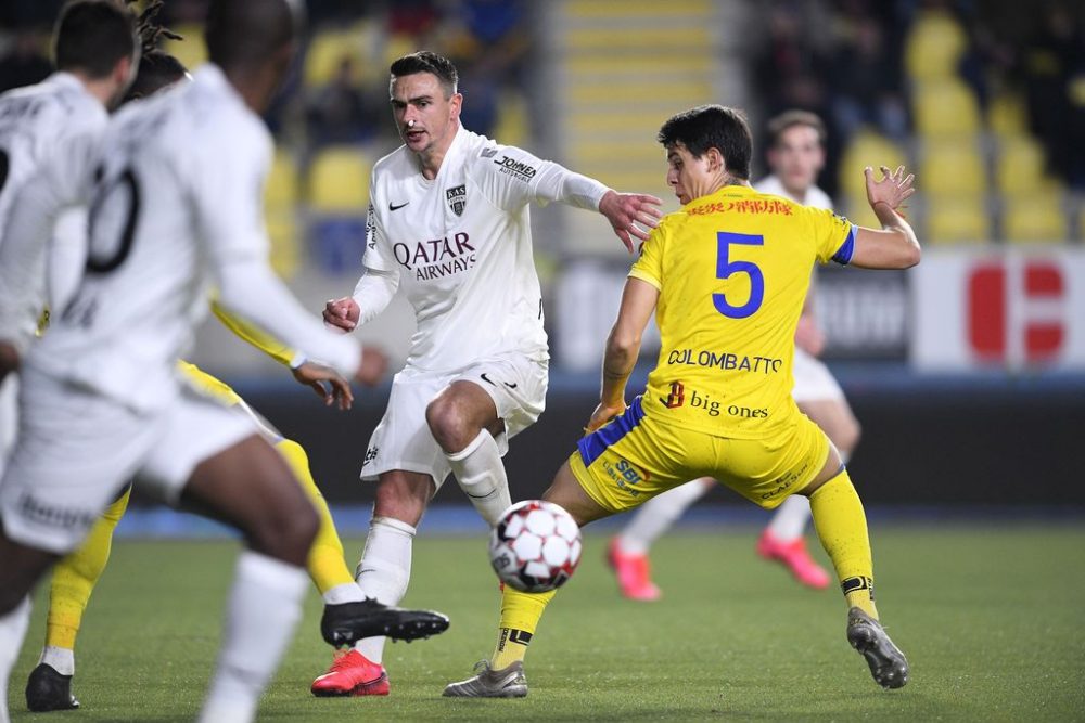 upen's Smail Prevljak and STVV's Santiago Colombatto fight for the ball during a soccer match between Sint-Truiden VV and KAS Eupen, Saturday 08 February 2020 in Sint-Truiden, on day 25 of the 'Jupiler Pro League' Belgian soccer championship season 2019-2020. BELGA PHOTO YORICK JANSENS